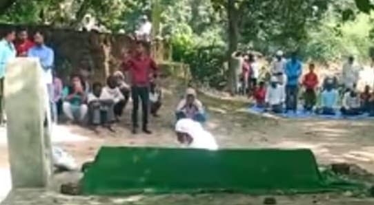 बुजुर्ग ने कर डाली अपनी मौत की भविष्यवाणी, देर तक कब्र के पास बैठे रहे, भीड़ देखती रही तमाशा