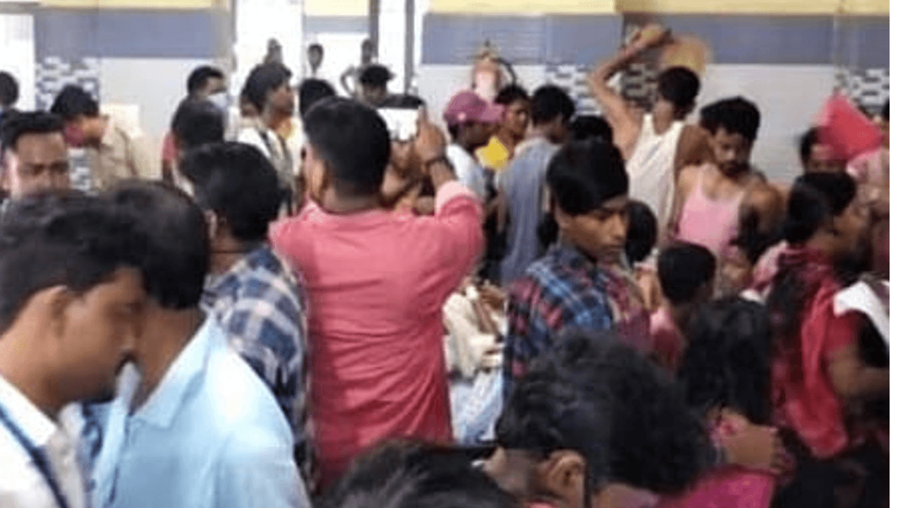 West Bengal News: रैली के बाद मिले बिस्कुट और कोल्ड ड्रिंक्स का सेवन कर 64 बच्चे बीमार