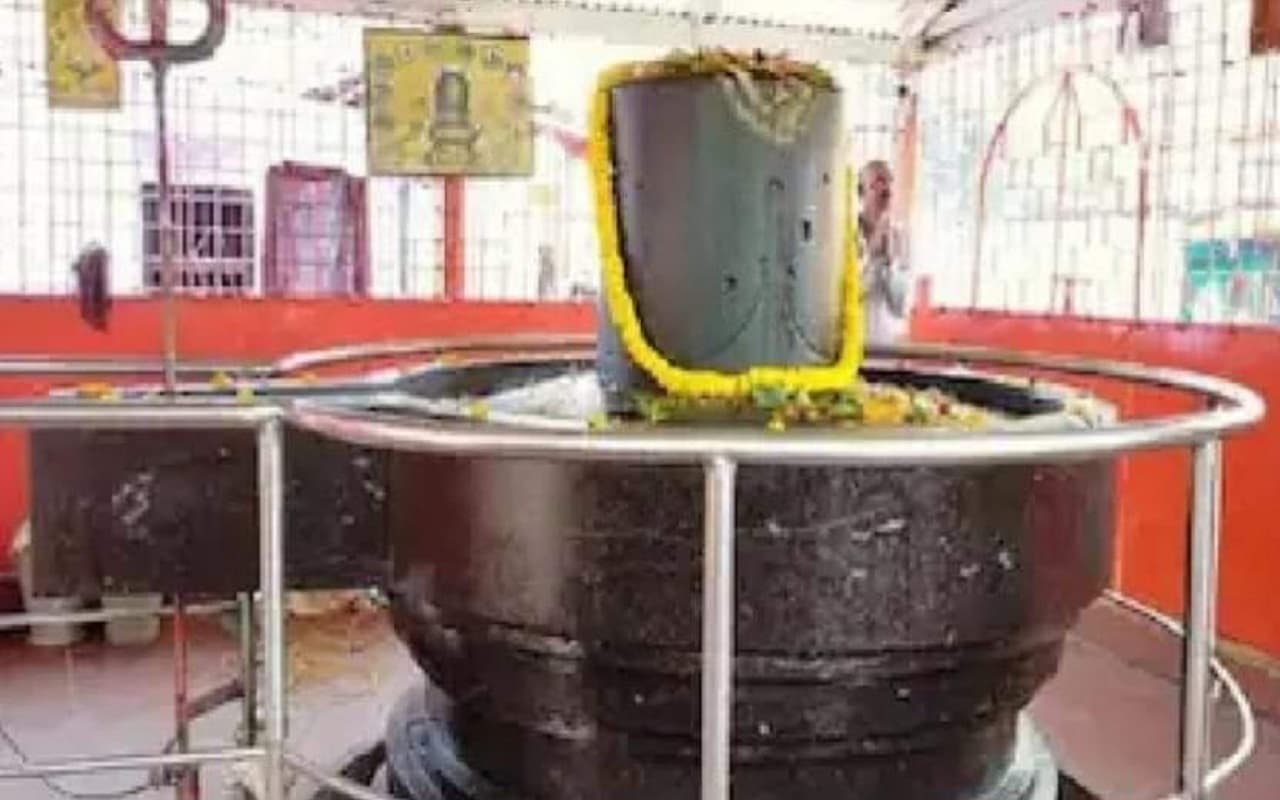 वर्धमानेश्वर शिव मंदिर: ऊंचाई 6 फीट, वजन 13 टन, महाशिवरात्रि पर सबसे बड़े शिवलिंग पर उमड़े रहे श्रद्धालु