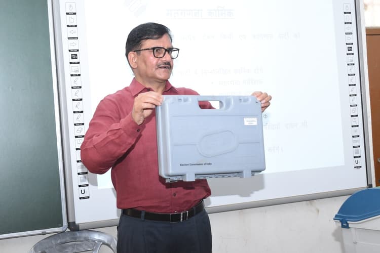 Bareilly News: बरेली में मतगणना के लिए काउंटडाउन शुरू, कर्मचारियों को दी गई ट्रेनिंग, DM ने दिए ये आदेश