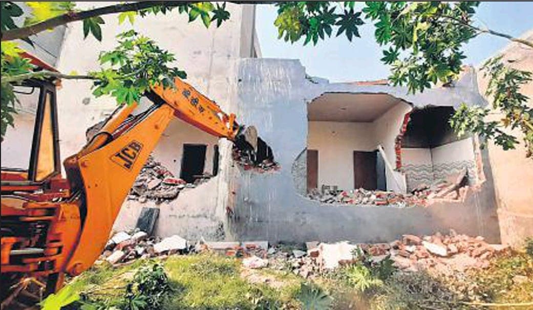 Bareilly News: अवैध मकान पर चला BDA का बुलडोजर, 30 मिनट में ध्वस्त कर दिया 32 माह पुरानी बिल्डिंग