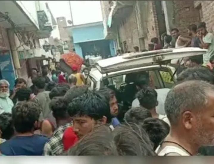 बरेली: बैंड की बग्गी में करंट उतरने से दो युवकों की मौत, मासूम की ऐसे बची जान, एक सप्ताह में दूसरा हादसा बरेली: बैंड की बग्गी में करंट उतरने से दो युवकों की मौत, मासूम की ऐसे बची जान, एक सप्ताह में दूसरा हादसा