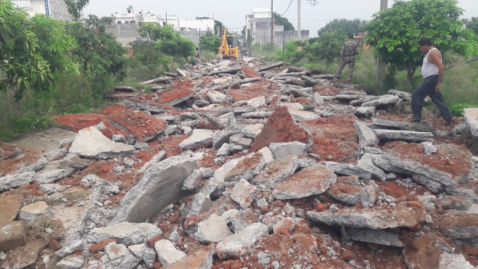 UP News: बरेली-बदायूं रोड की अवैध कालोनियों पर गरजा बीडीए का बुल्डोजर, आगे भी कार्रवाई जारी रखने की चेतावनी