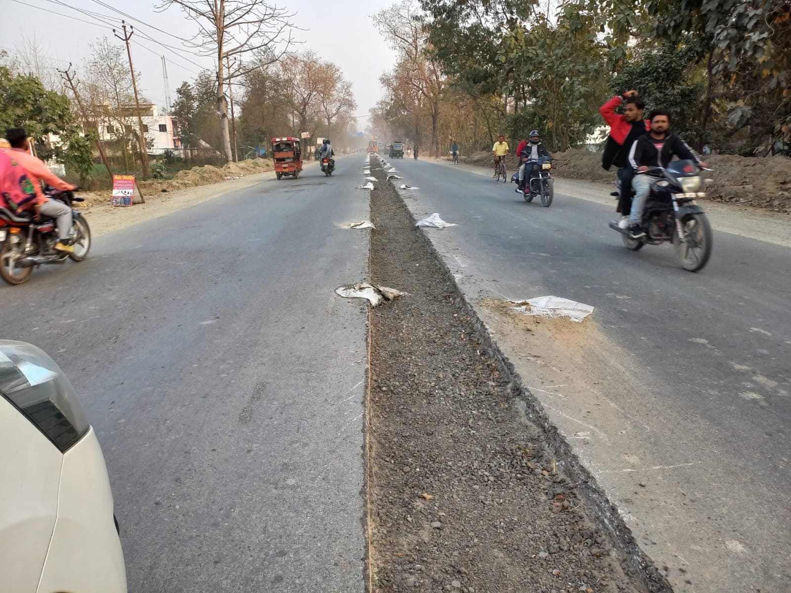 Bareilly News: काउंटिंग से पहले स्ट्रांग रूम के रास्ते की खोद डाली रोड, राहगीरों की बढ़ी मुश्किलें