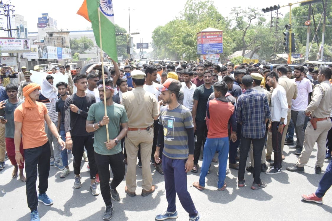 बरेली में सेना की 'अग्निपथ योजना' को लेकर युवाओं ने चौकी चौराहा पर दिया धरना, पुलिस ने फटकारी लाठियां