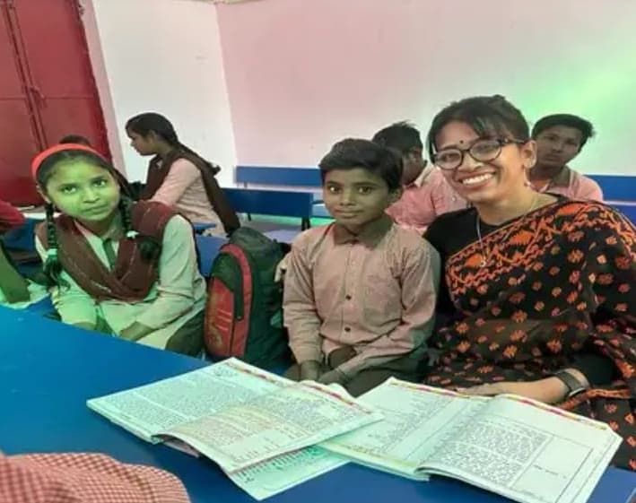 बरेली की कमिश्नर ने बाल दिवस पर बच्चों के साथ बैठकर खाया मिड डे मील, याद किया बचपन, जानें फिर क्या बोलीं