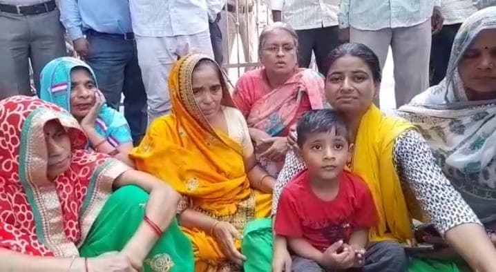 बरेली में डीएम से दर्द बयां करने पहुंचा मृतक मैकेनिक का परिवार, वर्कशॉप मैनेजर पर लगाएं आरोप