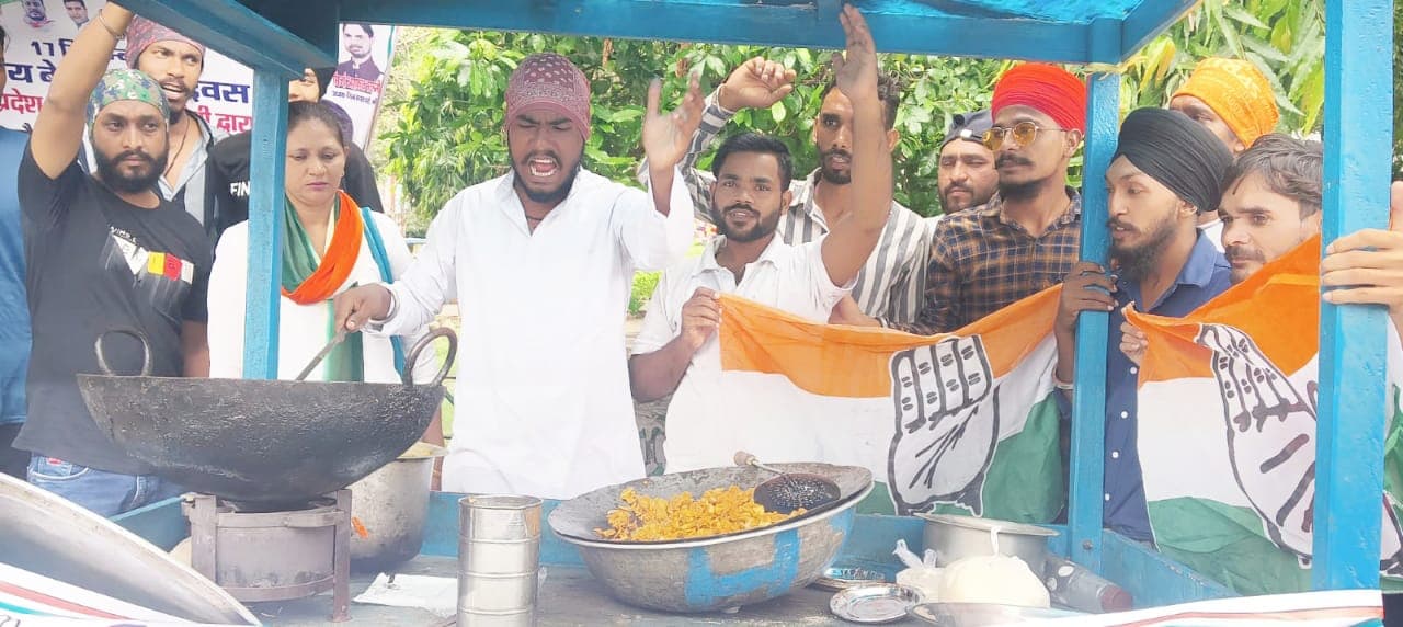 बरेली में कांग्रेसियों ने पीएम नरेंद्र मोदी का जन्मदिन बेरोजगारी दिवस के रूप में मनाया, तले पकौड़े