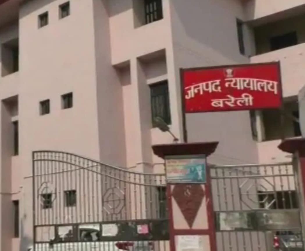 Bareilly News: तिहरे हत्याकांड के 6 आरोपियों को उम्रकैद, एक ही परिवार के तीन लोगों को उतार दिया था मौत के घाट Bareilly News: तिहरे हत्याकांड के 6 आरोपियों को उम्रकैद, एक ही परिवार के तीन लोगों को उतार दिया था मौत के घाट