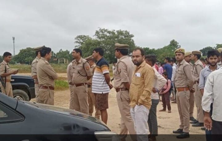 बरेली में गोवंश के अवशेष मिलने पर हिंदू संगठनों का हंगामा, इंस्पेक्टर इज्जतनगर और चौकी इंचार्ज सस्पेंड बरेली में गोवंश के अवशेष मिलने पर हिंदू संगठनों का हंगामा, इंस्पेक्टर इज्जतनगर और चौकी इंचार्ज सस्पेंड