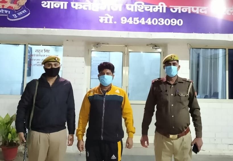 परेशान कर रहे मनचले को छात्राओं ने जमकर पीटा, हाथ जोड़कर माफी मांगने पर छूटी जान