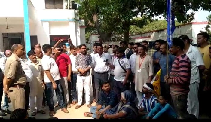 बरेली के आंवला में श्रद्धालुओं ने पुलिसकर्मियों पर मारपीट का लगाया आरोप, एक दरोगा और 4 सिपाही सस्पेंड