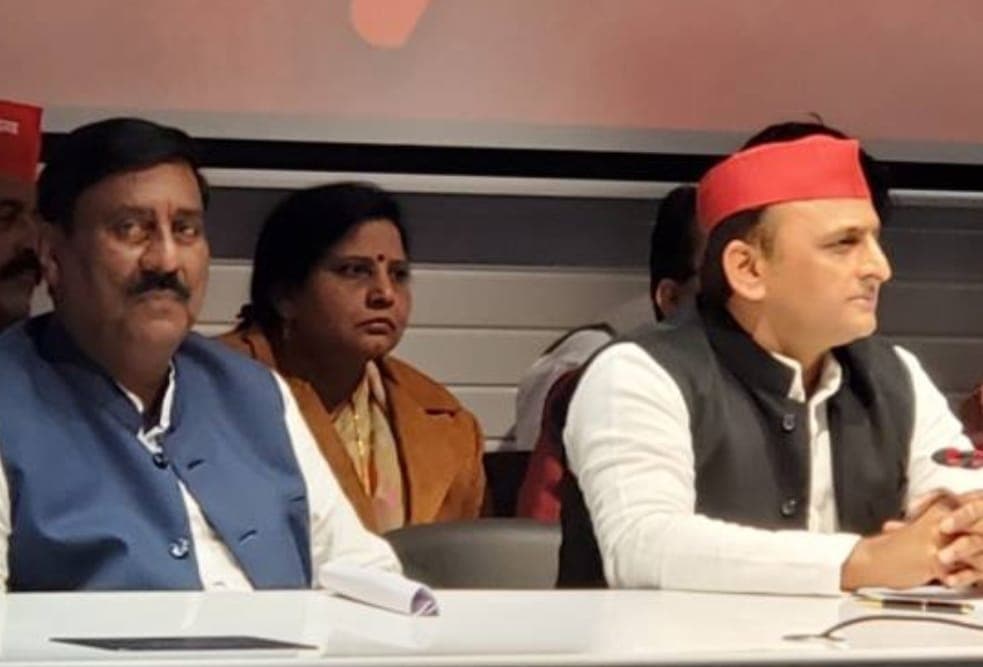 UP Chunav 2022: सियासी मैदान में सरकारी नौकरी छोड़कर आए ये चेहरे, कोई बना विधायक, तो किसी को मिली हार