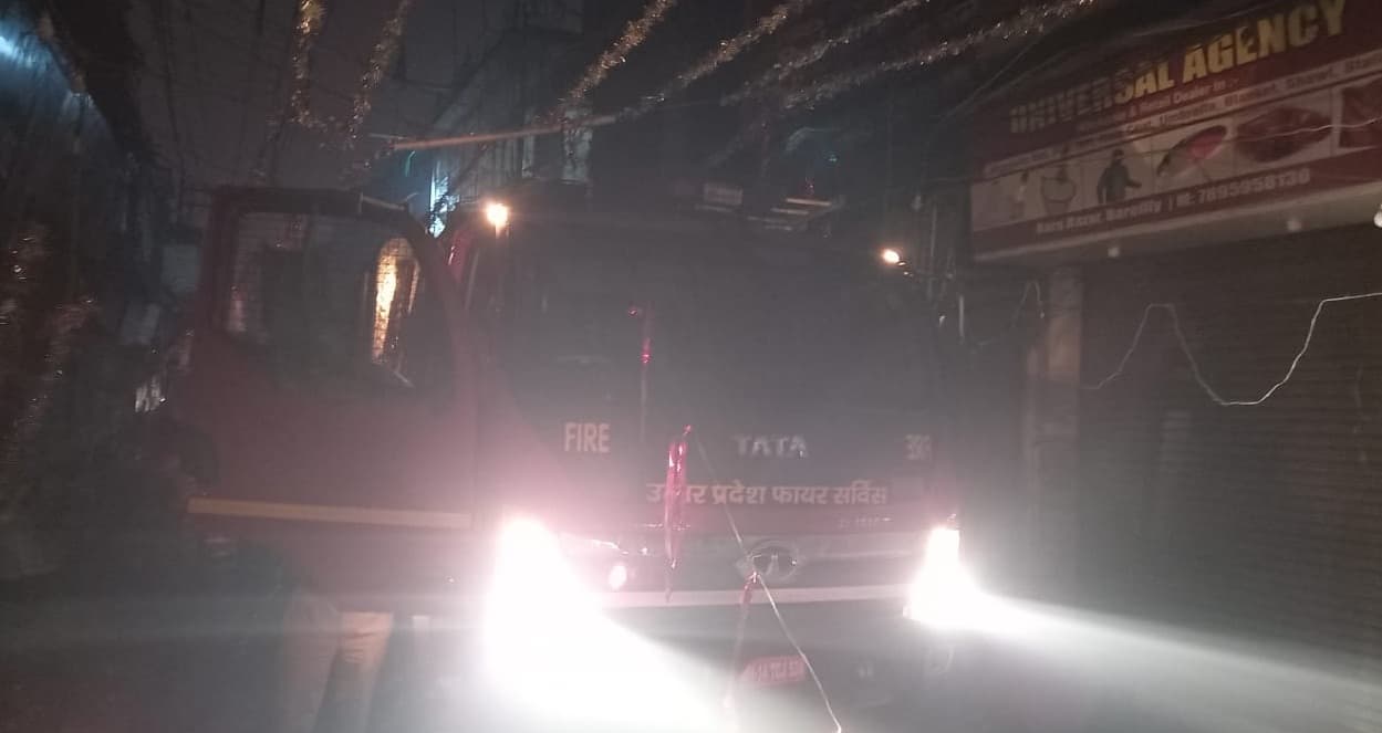 Bareilly News: बरेली में 40 लाख की सिगरेट-गुटखा जलकर राख, श्री बालाजी ट्रेडर्स की ऑफिस-दुकान में लगी भीषण आग