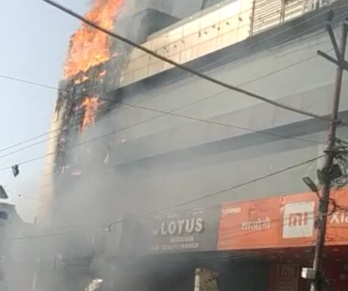 बरेली के एक रेस्टोरेंट में लगी आग, जन्मदिन पार्टी मना रहे दर्जनों लोग फंसे, मौके पर पहुंची फायर ब्रिगेड