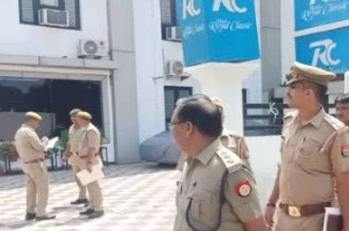 बरेली में लखनऊ के लेवाना होटल हादसे के बाद खंगाले होटल, बेसमेंट में चलता मिला अस्पताल, जानें क्या हुआ?