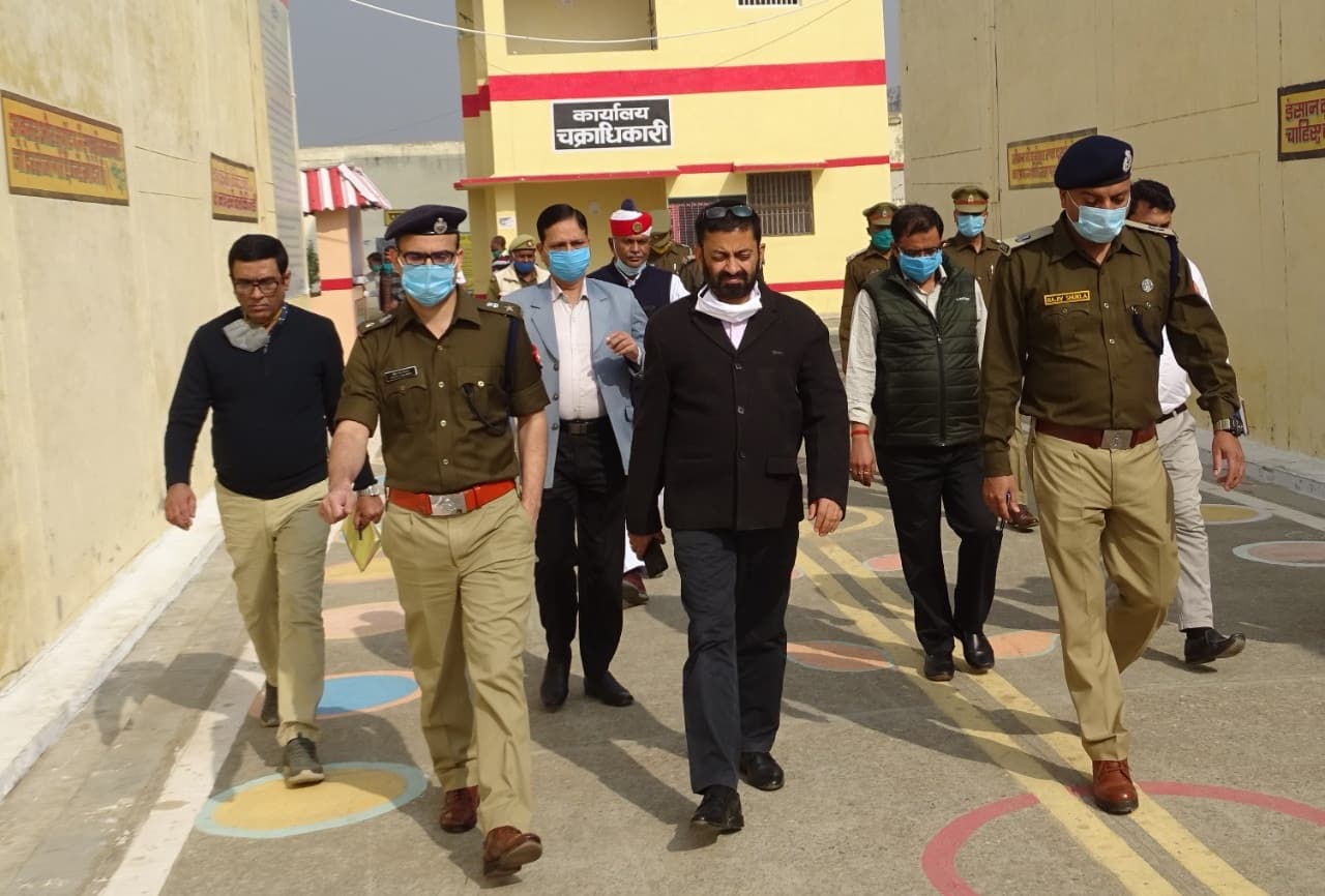 Bareilly News: अचानक जिला जेल पहुंचे डीएम-एसएसपी, कैदियों के बैरक की ली तलाशी, गंदगी पर जताई नाराजगी Bareilly News: अचानक जिला जेल पहुंचे डीएम-एसएसपी, कैदियों के बैरक की ली तलाशी, गंदगी पर जताई नाराजगी