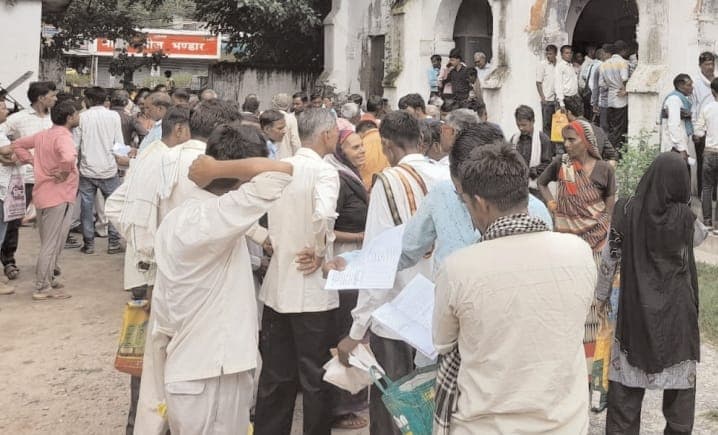 बरेली कलेक्ट्रेट गेट पर बदायूं के किसानों का हंगामा, गंगा एक्सप्रेस-वे अधिग्रहण का मुआवजा न मिलने से खफा