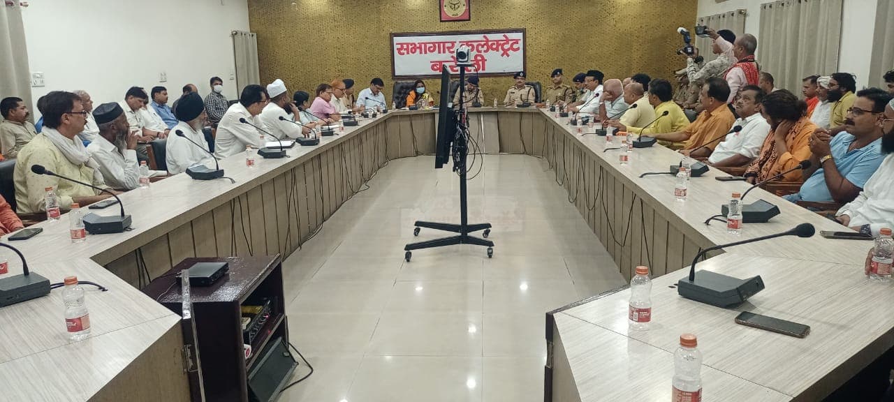 Bareilly News: कमिश्नर बोलीं, सौहार्द से मनाएं त्यौहार, नई परंपरा डालने पर कार्रवाई की चेतावनी