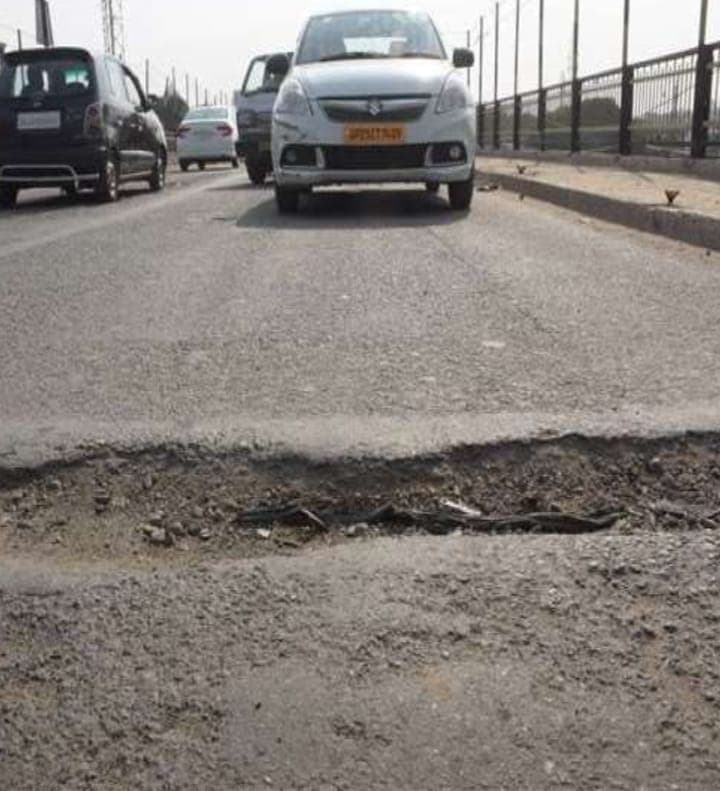 बरेली में ओवरब्रिज से वाहन गुजरने पर कांपता है पुल, नीचे ठेले वालों के हलक में प्राण, प्रशासन को नहीं भनक