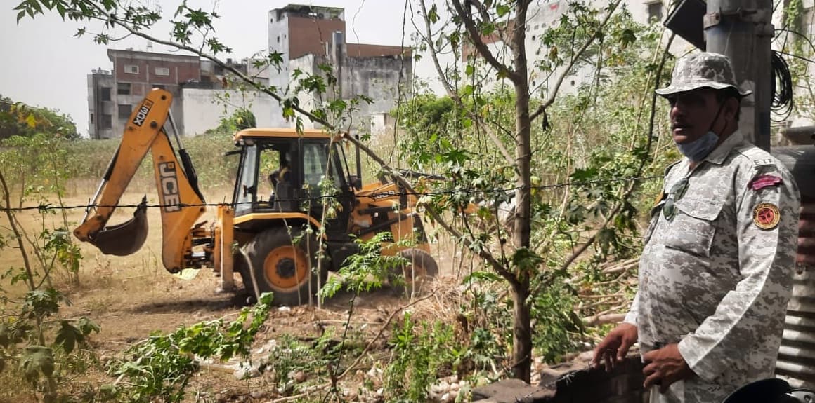 Bareilly News: बरेली में सरकारी जमीन को कब्जा मुक्त कराने गई टीम पर हमला, बुलडोजर के आगे आईं महिलाएं