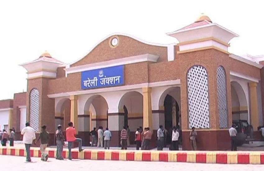 Bareilly News: कर्मचारियों के वेतन से पैसे काटकर उन्हें तिरंगा देगा रेलवे, नाराज एंप्लॉय ने लगाई ये गुहार