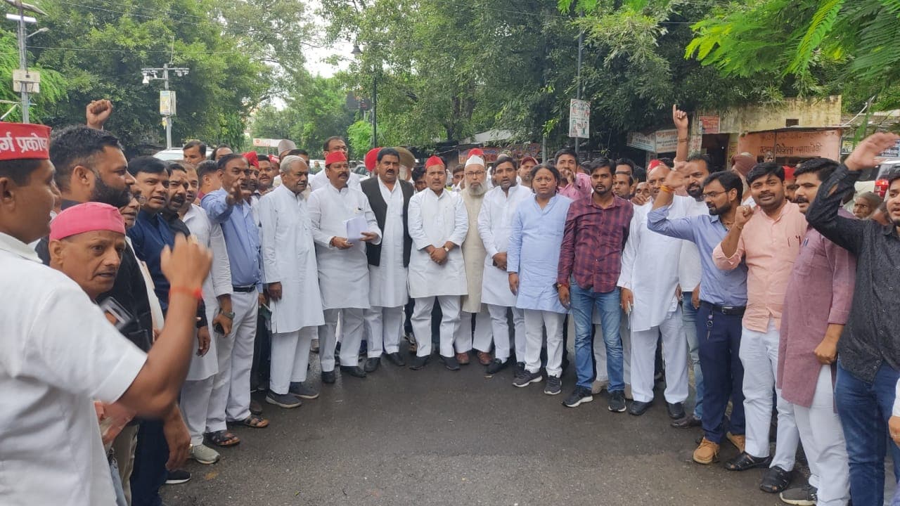 बरेली में सपा कार्यकर्ता सड़क पर उतरे, जनसमस्याओं को लेकर दिया ज्ञापन