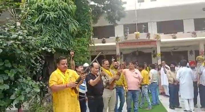 बरेली के हरि मंदिर में शास्त्र पूजन के बाद हर्ष फायरिंग, सोशल मीडिया पर वीडियो वायरल