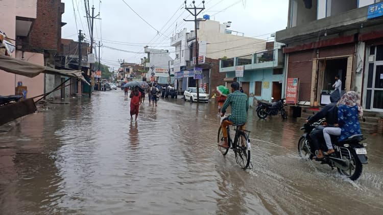 बरेली स्मार्ट सिटी की सड़कें पानी में डूबी, घरों में घुसा बारिश का पानी, गड्ढों ने राहगीरों को किया घायल