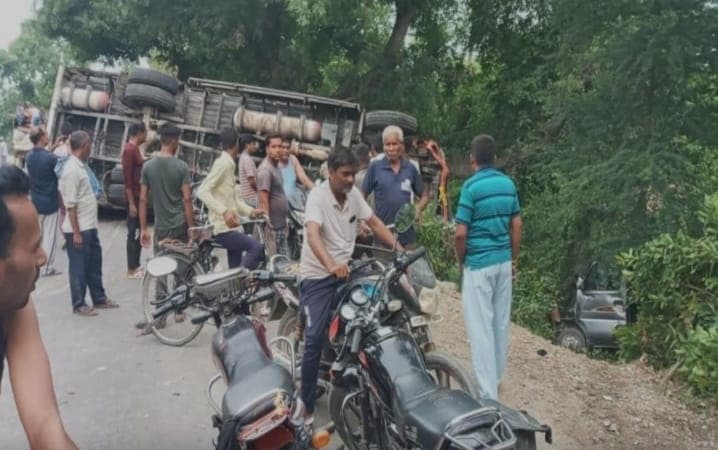 Pilibhit News: पीलीभीत में भीषण सड़क हादसा, डीसीएम-कार की टक्कर में मीट कारोबारी और ड्राइवर की मौत