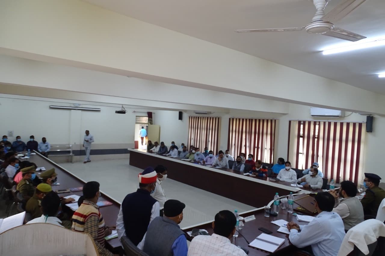 Bareilly News: मृतक किसान ने DM से की लेखपाल की शिकायत, कागजों में जिंदा होने के लिए काट रहा तहसील के चक्कर