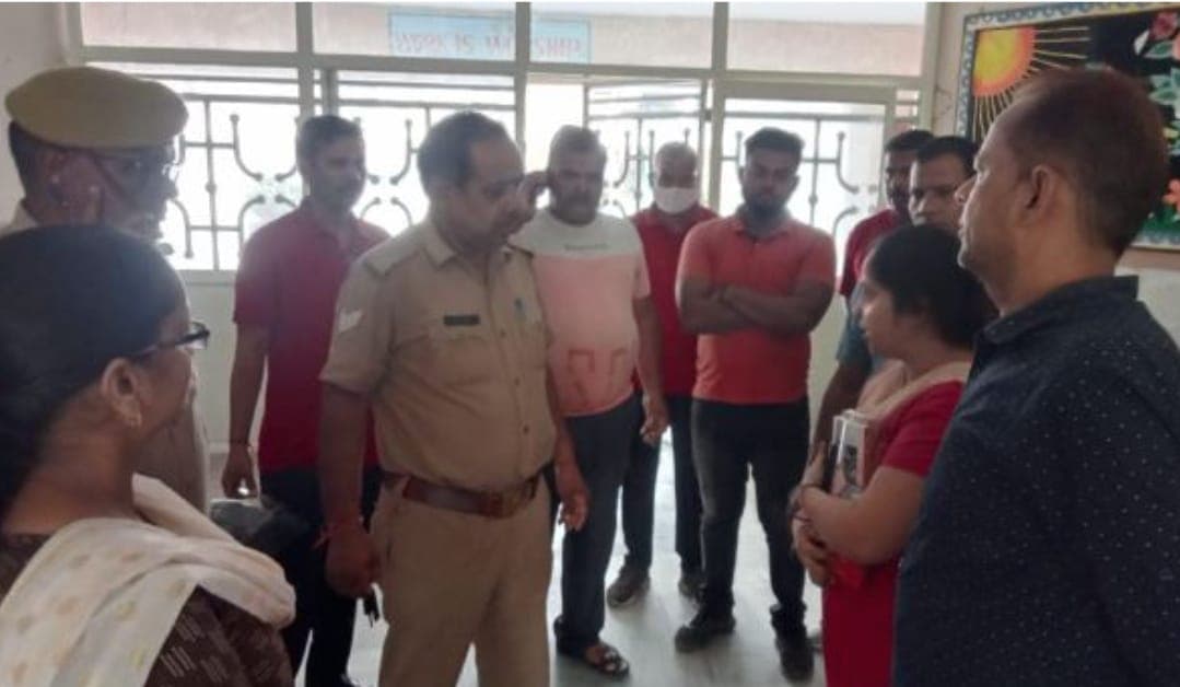 बरेली के राधा माधव स्कूल का अजब फैसला, फुल आस्तीन शर्ट पहने स्टूडेंट को स्कूल से निकाला, जानें पूरा मामला