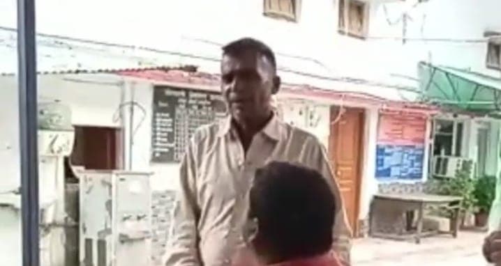 Bareilly News: बरेली में सब्जी विक्रेता शरीफ खां पर पेशाब करने का आरोप, FIR दर्जकर पुलिस ने शुरू की जांच