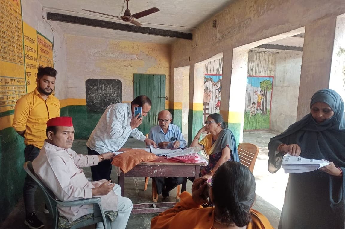Bareilly News: बरेली में वोटर लिस्ट में गड़बड़ी, मतदाताओं ने जताई नाराजगी Bareilly News: बरेली में वोटर लिस्ट में गड़बड़ी, मतदाताओं ने जताई नाराजगी