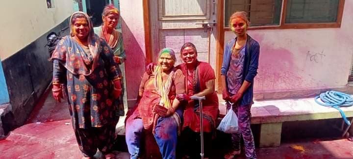 Bareilly News: बरेली की होली में दिखा गंगा-जमुनी रंग, चौक-चौराहों पर सख्त रहा पहरा, देखें Photos