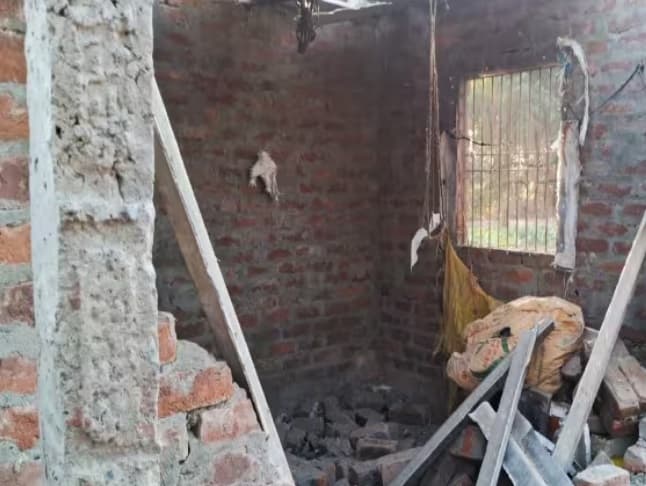 गोपालगंज: पटाखा की अवैध फैक्ट्री में ब्लास्ट, विस्फोटक बना रहे 3 किशोर जख्मी, गोरखपुर रेफर