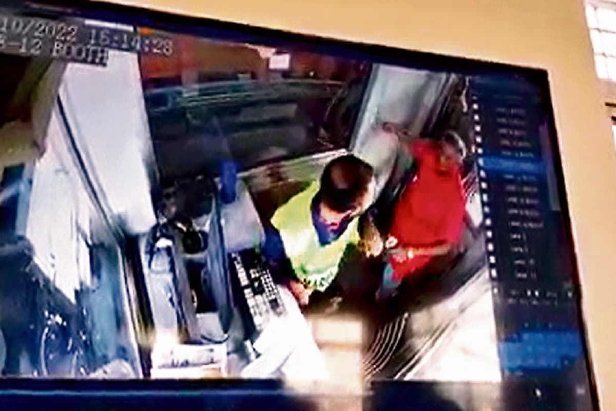 कांग्रेस विधायक उमाशंकर अकेला को आया गुस्सा, टोलकर्मी को जड़ दिया थप्पड़, जानें क्या है नाराजगी की वजह