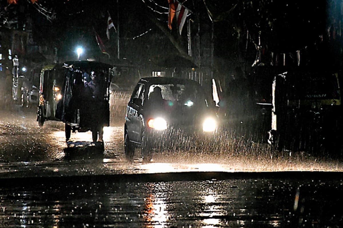 रांची में खराब मौसम के कारण लैंड कर रहे विमान को लगा झटका, यात्रियों में मची चीख-पुकार