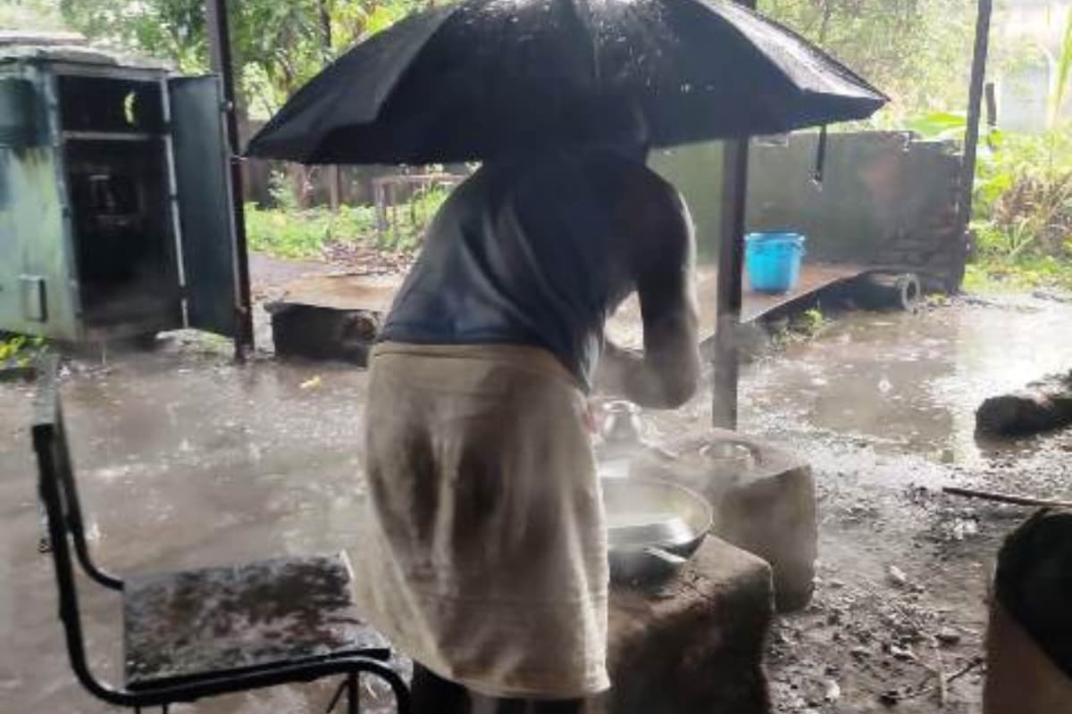 PHOTOS: छाता लगाकर भोजन क्यों बना रहे हैं होमगार्ड के जवान?