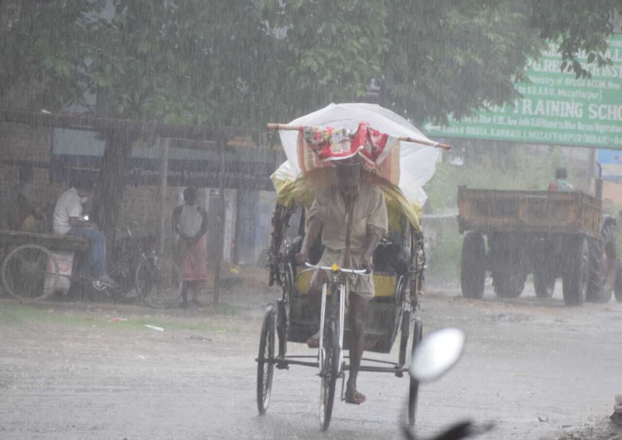 Bihar Weather: पटना में हुई मॉनसून की पहली बारिश, गर्मी से मिली राहत, अन्य जिलों में भी संभावना