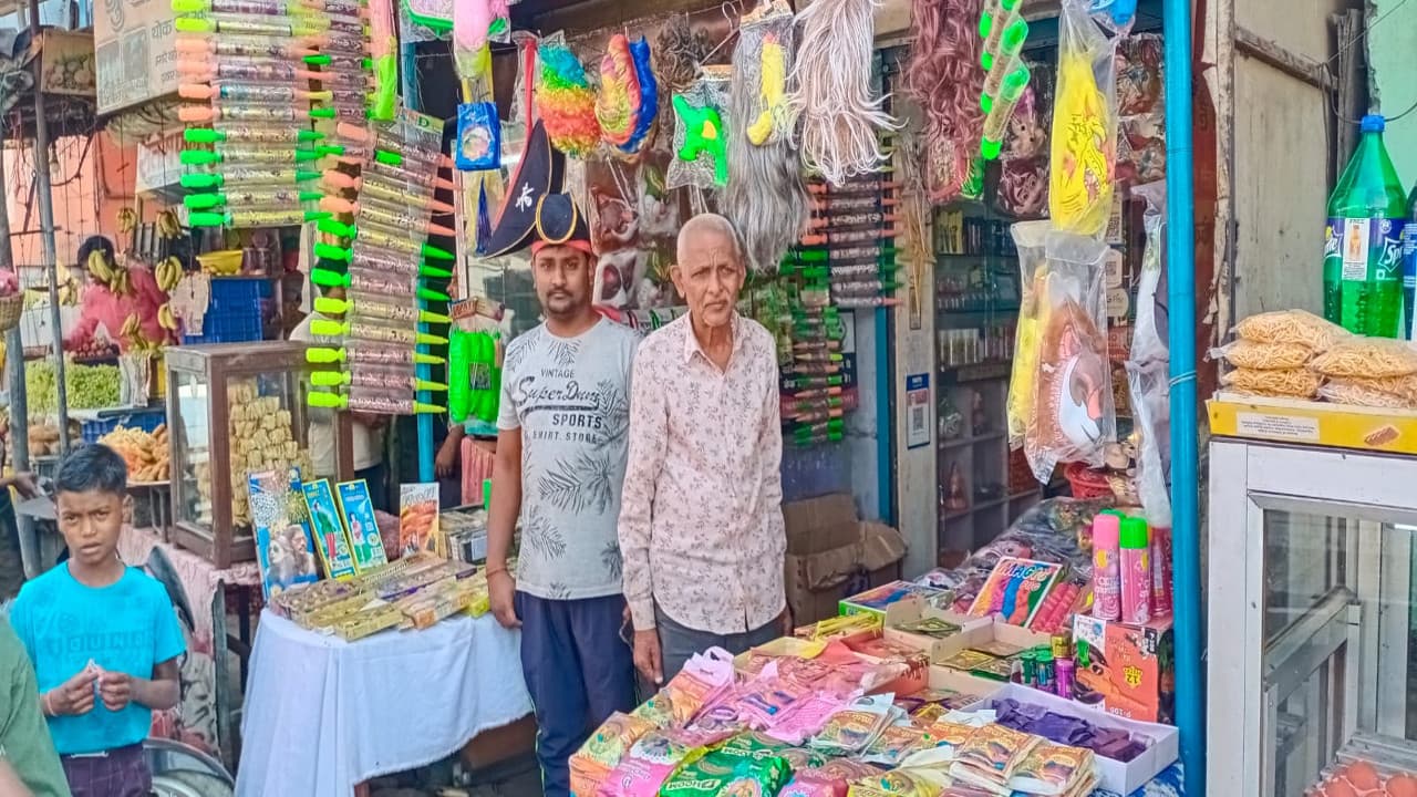 Holi 2022: 10 से 500 रुपये तक की पिचकारियां बड़कागांव के बाजारों में उपलब्ध, अन्य सामानों का भी जानें रेट