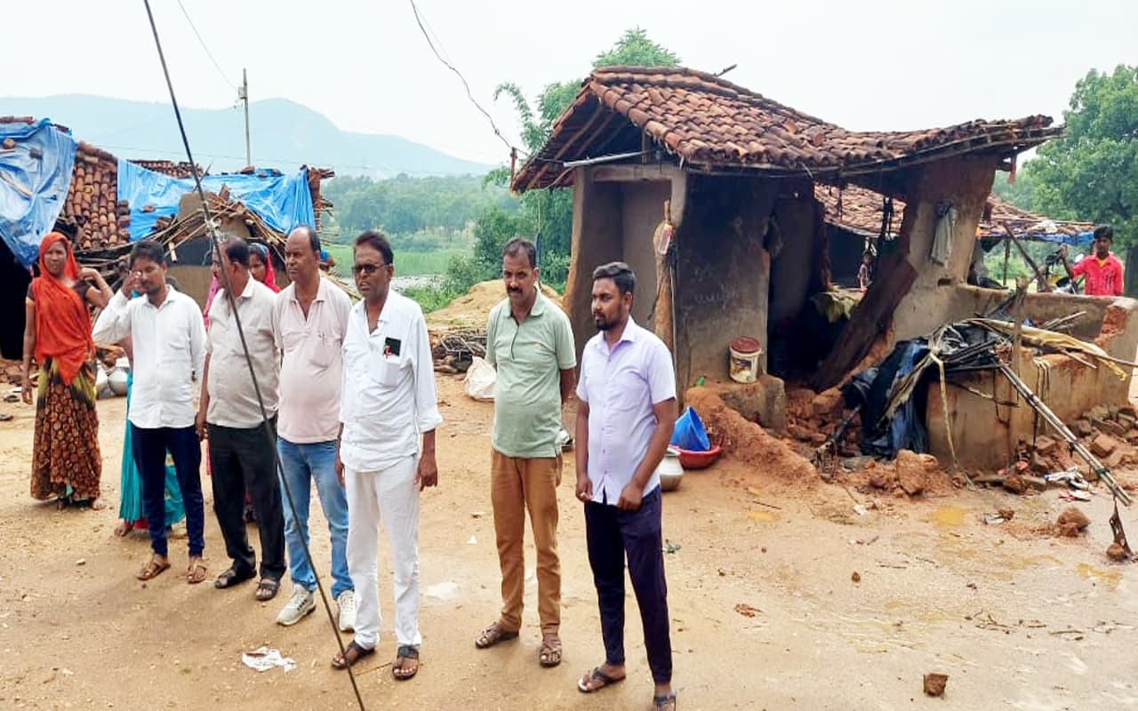 हजारीबाग के बरकट्ठा क्षेत्र में हाथियों का उत्पात, कई घरों को किया क्षतिग्रस्त, फसलों को पहुंचाया नुकसान