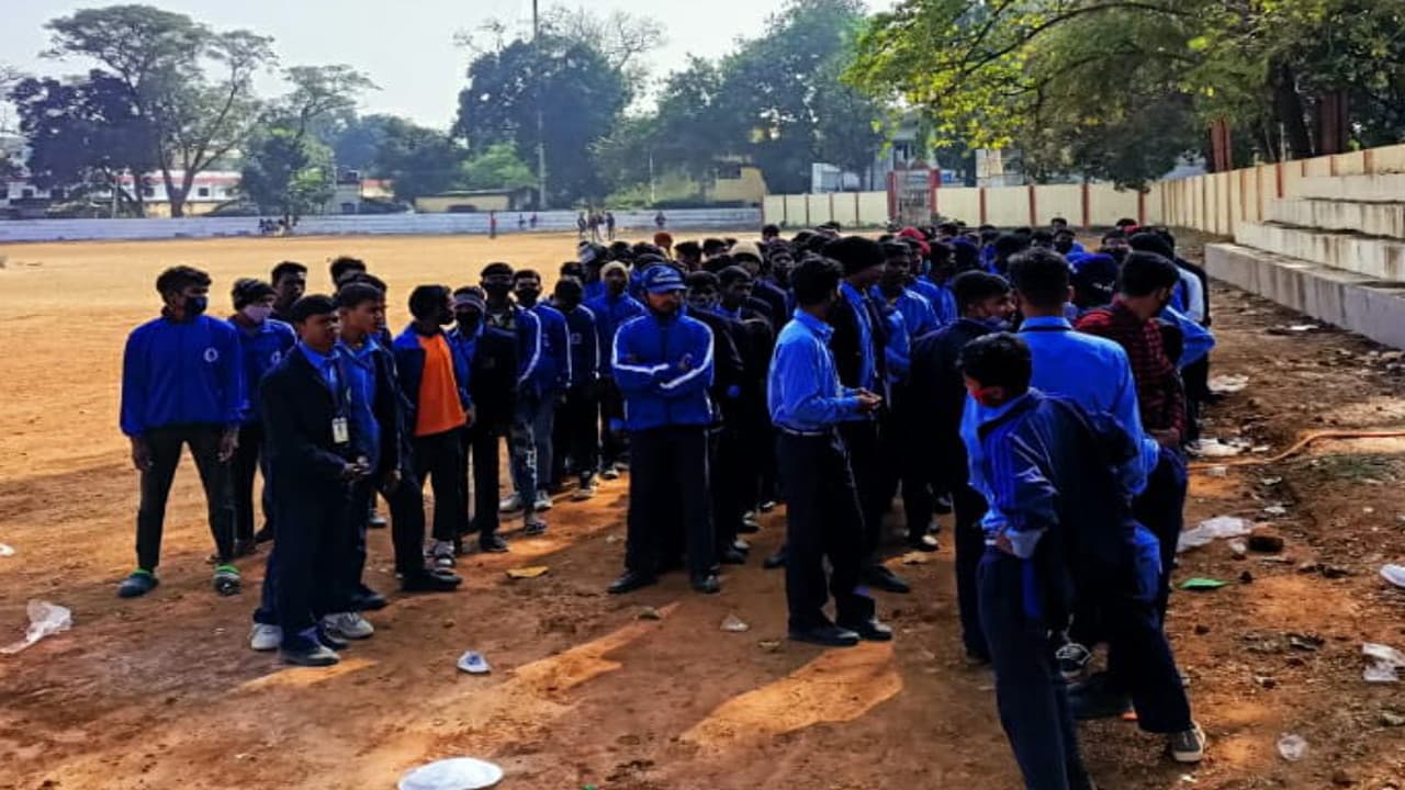 गुमला के एकलव्य मॉडल स्कूल की समस्या को लेकर डीसी से मिले छात्र, सुनायी परेशानी, समाधान का मिला भरोसा