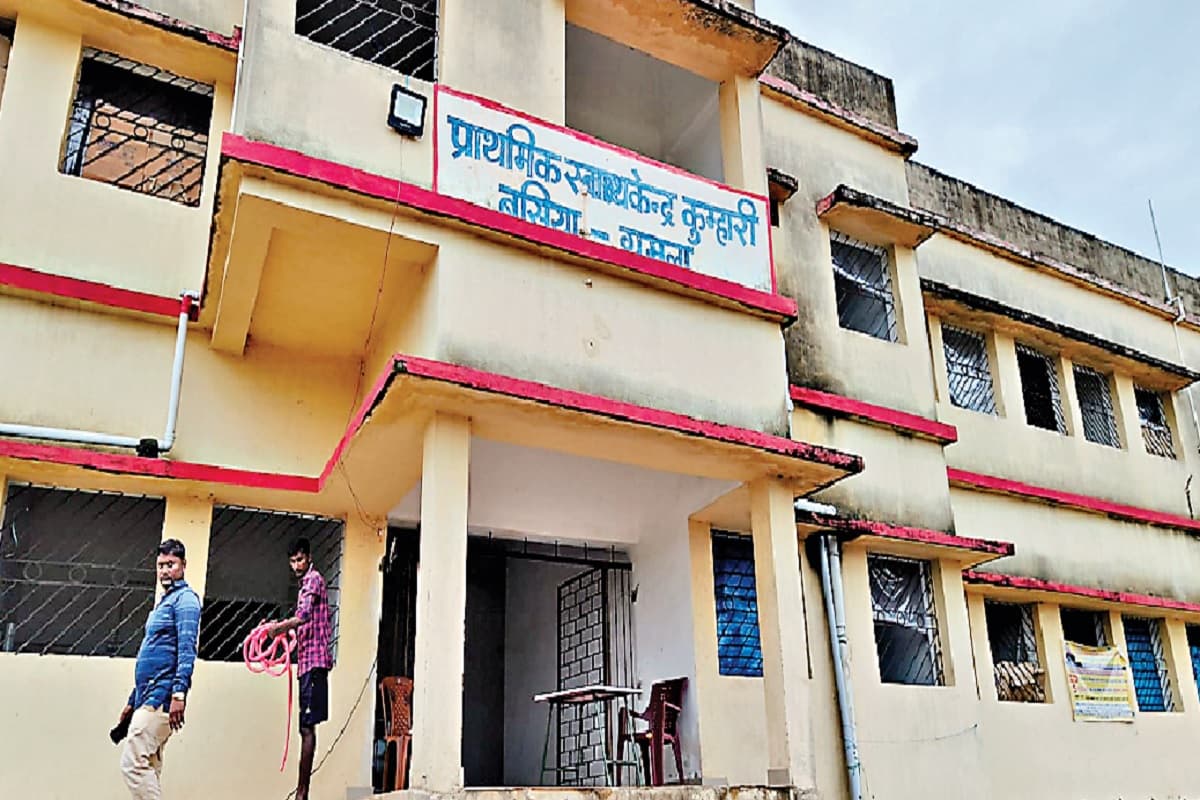 बसिया के कुम्हारी गांव में बने प्राथमिक स्वास्थ्य केंद्र के भवन पर ठेकेदार का कब्जा