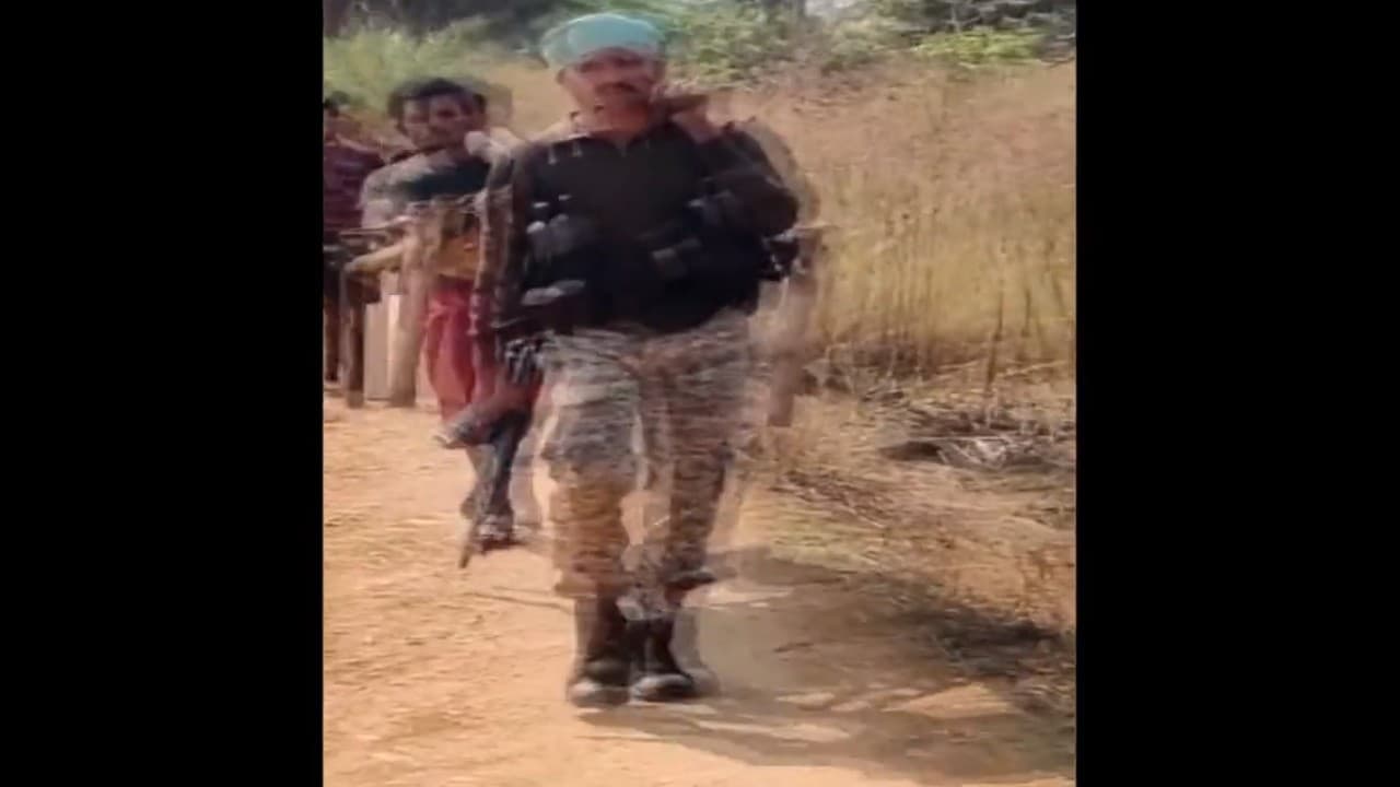 बस्तर: डिस्ट्रिक्ट रिजर्व गार्ड फोर्स के जवान ने गर्भवती महिला को ऐसे पहुंचाया अस्पताल, सब कर रहे तारीफ