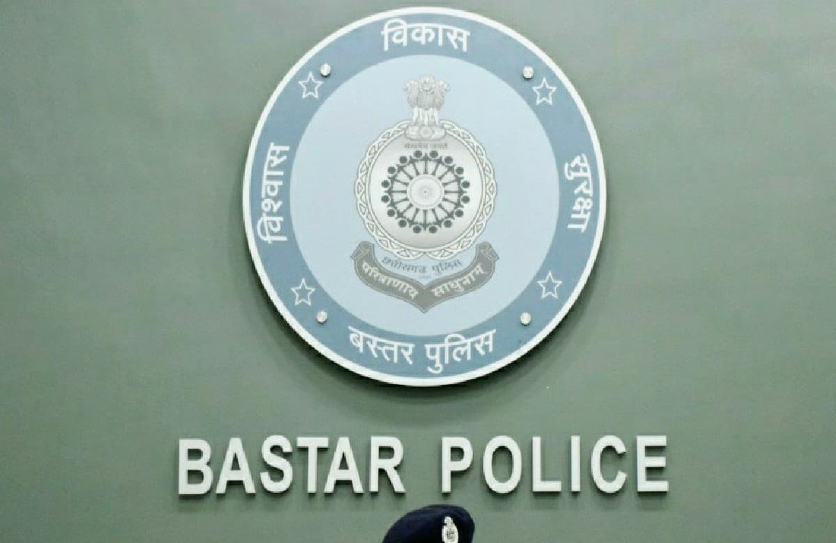 छत्तीसगढ़: नक्सलियों द्वारा लगाए गए प्रेशर बम के ऊपर जैसे ही  पैर पड़ा, हुआ जोरदार धमाका, एक अधिकारी शहीद