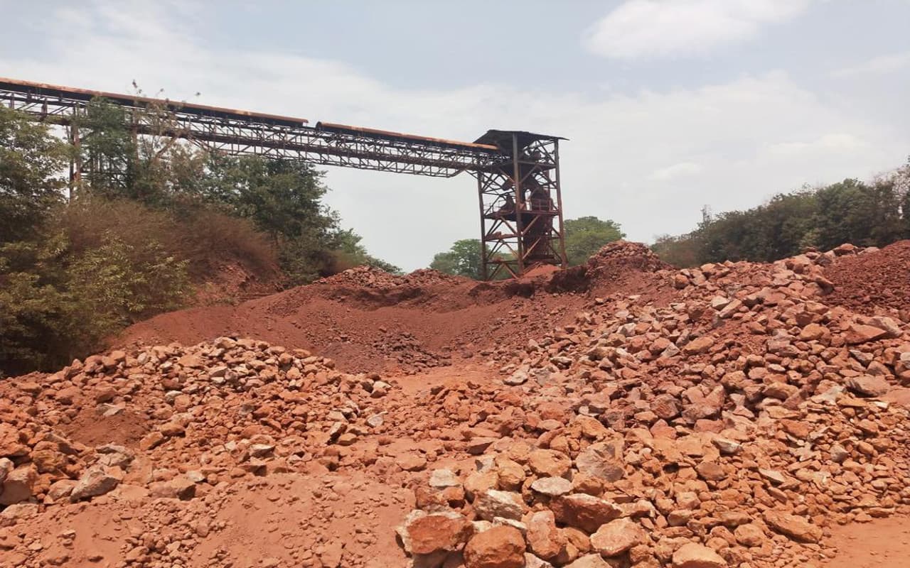 झारखंड : लोहरदगा में फल-फूल रहा बॉक्साइट का अवैध धंधा, वन क्षेत्र से खनन कर किया जा रहा डंप
