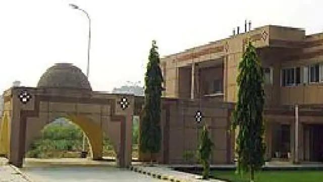 Lucknow News: बीबीएयू प्रोफेसर पर छात्रा संग अश्लील हरकत का आरोप, सिगरेट और बियर पीने के लिए किया मजबूर