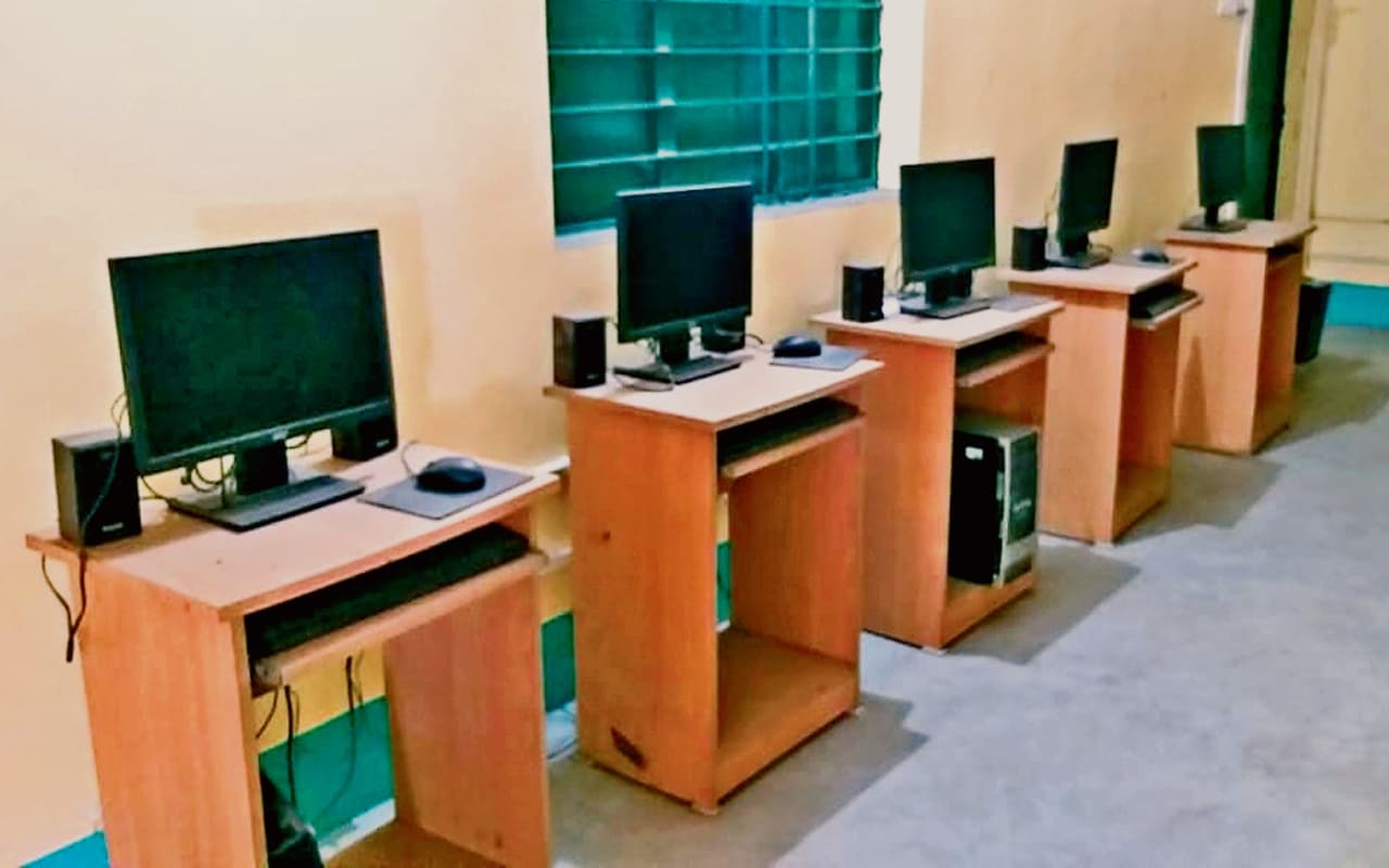 धनबाद के सरकारी स्कूलों में कागजों पर चल रहीं स्मार्ट क्लास, कहीं उपकरण खराब हैं, तो कहीं इंस्ट्रक्टर ही नहीं