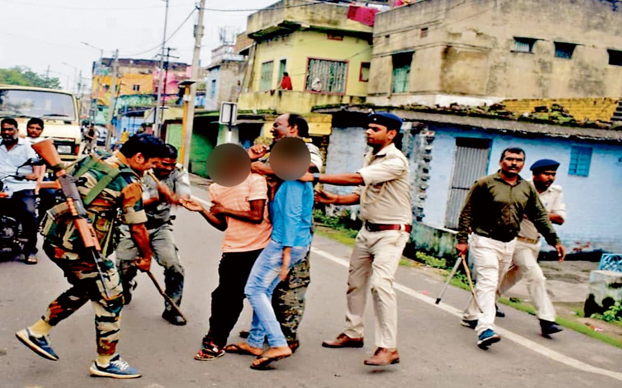 झरिया थाना के पास भिड़े दो पक्ष, पत्थरबाजी लाठीचार्ज कर पुलिस ने सबको खदेड़ा